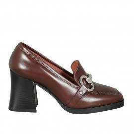 Mocassin avec accessoire pour femmes en cuir marron talon 8 - Pointures disponibles:  43