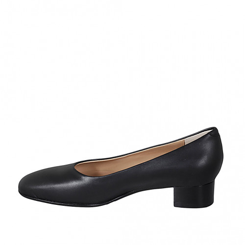 Small on sale black pumps