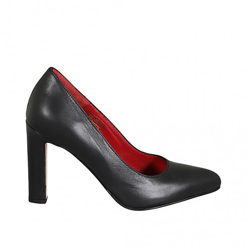 Woman's pointy pump in black leather...