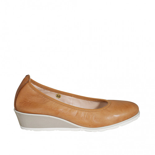 Woman's pump in cognac brown leather...