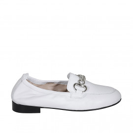 Mocasino para mujer en piel blanca con cadena plateada y elastico tacon 2 - Tallas disponibles:  44, 45