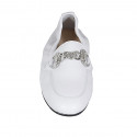 Mocassino da donna in pelle bianca con catena argento e elastico tacco 2 - Misure disponibili: 44, 45