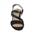 Sandalia para mujer en piel y piel estampada negra con elastico tacon 5 - Tallas disponibles:  43, 44