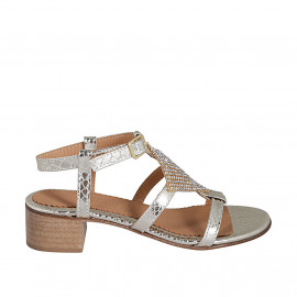 Sandalo da donna in vernice stampata laminata platino con strass e cinturino tacco 4 - Misure disponibili: 43, 45