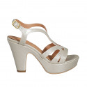 Sandalo da donna in pelle laminata platino con plateau e tacco 9 - Misure disponibili: 34, 42, 43, 44, 45