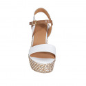 Sandalia para mujer con cinturon y plataforma en piel blanca y brun claro cuña trensada 9 - Tallas disponibles:  42, 43, 44