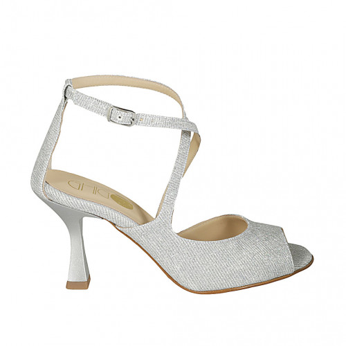 Woman's open shoe with crossed strap...