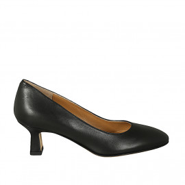 Woman's pump with rounded tip in black leather heel 6 - Available sizes:  32