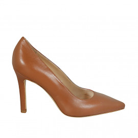 Woman's pointy pump in cognac brown leather with heel 9 - Available sizes:  32, 42