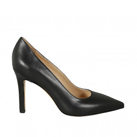 Woman's pointy pump in black leather with heel 9 - Available sizes:  43