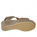 Sandale pour femmes avec fermeture velcro en tissu lamé imprimé taupe talon compensé 6 - Pointures disponibles:  42, 43, 44