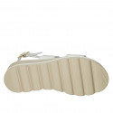 Sandale pour femmes avec accessoire en cuir blanc talon compensé 4 - Pointures disponibles:  42, 43, 44