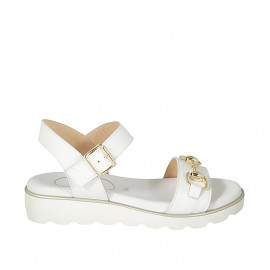 Sandale pour femmes avec courroie et accessoire en cuir blanc talon compensé 3 - Pointures disponibles:  32, 42