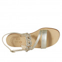 Sandalo da donna in pelle laminata platino con strass tacco 2 - Misure disponibili: 33, 42