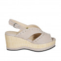 Sandalia para mujer en gamuza gris pardo con tachuelas, plataforma y cuña 7 - Tallas disponibles:  42, 45, 46