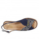 Sandalia para mujer en gamuza imprimida multicolor y azul cuña 6 - Tallas disponibles:  42, 44