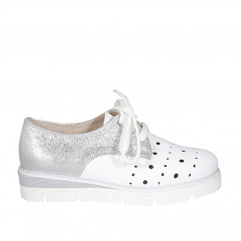 Chaussure à lacets pour femmes en cuir blanc perforé et cuir lamé argent talon compensé 4 - Pointures disponibles:  42, 43