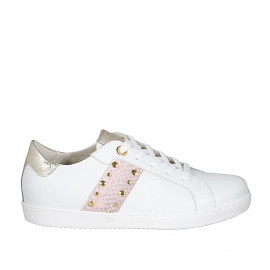 Zapato para mujer con cordones, tachuelas y plantilla extraible en piel blanca, laminada platino y imprimida rosa cuña 2 - Tallas disponibles:  33