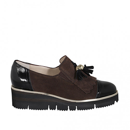 Woman's mocassin with elastic bands, fringes and tassels in brown suede and black patent leather wedge heel 4 - Available sizes:  45, 46