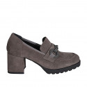 Mocassino da donna con accessorio in camoscio taupe tacco 6 - Misure disponibili: 44, 45