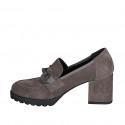 Mocassino da donna con accessorio in camoscio taupe tacco 6 - Misure disponibili: 44, 45