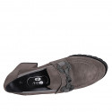 Mocassino da donna con accessorio in camoscio taupe tacco 6 - Misure disponibili: 44, 45