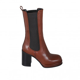 Stivaletto alto da donna in pelle color cuoio con elastici e plateau tacco 9 - Misure disponibili: 42, 43