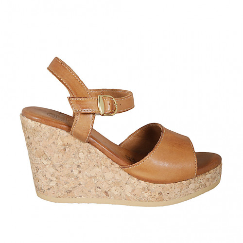 Sandale pour femmes avec courroie et plateforme en cuir cognac talon compensé 9 - Pointures disponibles:  43, 44, 45