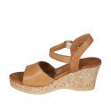 Sandalia para mujer con cinturon y plataforma en piel cognac cuña 7 - Tallas disponibles:  42, 43, 44