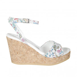 Sandalia para mujer en piel blanca imprimida multicolor mosaico con cinturon, plataforma y cuña 9 - Tallas disponibles:  42, 43, 44