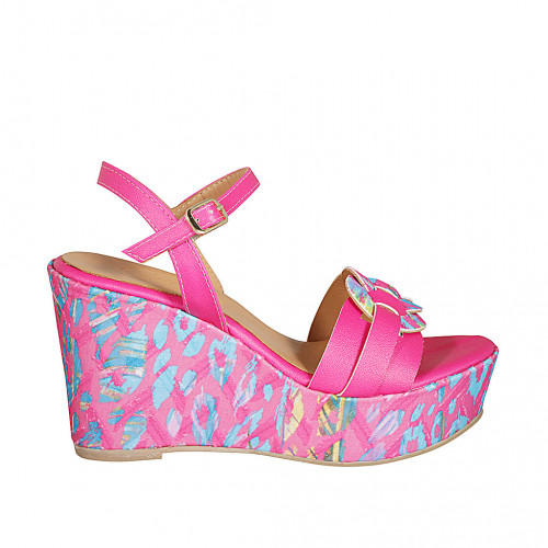 Woman's strap sandal with platform in...