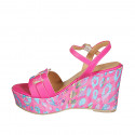 Sandalo con cinturino e plateau in pelle fucsia e multicolore con zeppa stampata multicolore 9 - Misure disponibili: 43