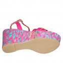 Sandalo con cinturino e plateau in pelle fucsia e multicolore con zeppa stampata multicolore 9 - Misure disponibili: 43