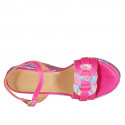 Sandalia para mujer con plataforma y cinturon en piel fucsia y multicolor con cuña imprimida multicolor 9 - Tallas disponibles:  43