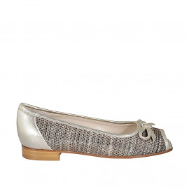 Chaussure à bout ouvert pour femmes avec arc en cuir lamé platine et tissu tressé multicouleur talon 2 - Pointures disponibles:  33, 34, 43, 44, 45, 46