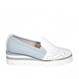 Mocasín para mujer con elastico en piel azul claro y perforada blanca cuña 4 - Tallas disponibles:  46