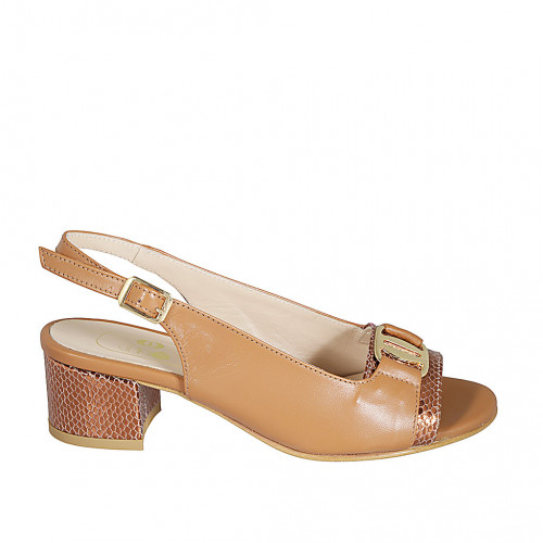 Sandalia para mujer con accesorio en piel cognac y charol estampado laminado cobrizo tacon 5 - Tallas disponibles:  32, 34, 42, 43, 44, 45