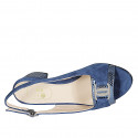 Sandalia para mujer con accesorio en gamuza y charol estampado laminado azul tacon 5 - Tallas disponibles:  32, 34, 42, 43, 44, 45