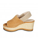 Sandalia para mujer en gamuza color cognac con tachuelas, banda elástica y cuña 7 - Tallas disponibles:  42, 43, 44, 45