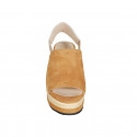 Sandale pour femmes en daim cognac avec goujons, bande elastique et talon compensé 7 - Pointures disponibles:  33, 34, 42, 43, 44, 45