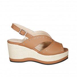 Sandalia para mujer en piel color cognac con tachuelas, plataforma y cuña 7 - Tallas disponibles:  42, 43, 44, 45