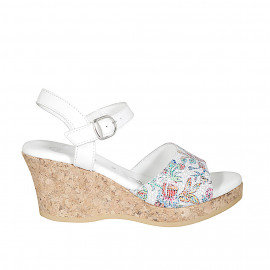 Sandale pour femmes en cuir blanc imprimé mosaïque multicouleur avec courroie, plateforme et talon compensé 7 - Pointures disponibles:  42, 43, 44