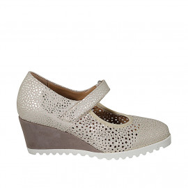 Escarpin pour femmes avec courroie en velcro et semelle amovible en daim perforé beige et imprimé platine talon compensé 6 - Pointures disponibles:  42, 43, 44