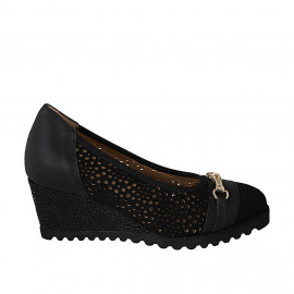 Escarpin pour femmes avec semelle amovible et accesoire d'or en cuir noir et daim perforé noir talon compensé 6 - Pointures disponibles:  31, 42