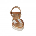 Sandale pour femmes en cuir cognac et cuir beige imprimé platine avec courroie talon compensé 3 - Pointures disponibles:  33