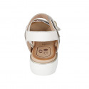 Sandalo da donna con velcro e borchia in pelle bianca e pelle stampata platino zeppa 3 - Misure disponibili: 32, 42