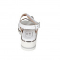 Sandale pour femmes avec fermeture velcro et goujons en cuir blanc avec talon compensé 4 - Pointures disponibles:  43, 44