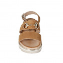 Sandale pour femmes avec accessoire en cuir cognac talon compensé 4 - Pointures disponibles:  42, 44, 46