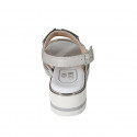 Sandale pour femmes avec accessoire en cuir blanc et gris talon compensé 4 - Pointures disponibles:  43, 45, 46