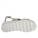 Sandale pour femmes avec accessoire en cuir blanc et gris talon compensé 4 - Pointures disponibles:  43, 45, 46